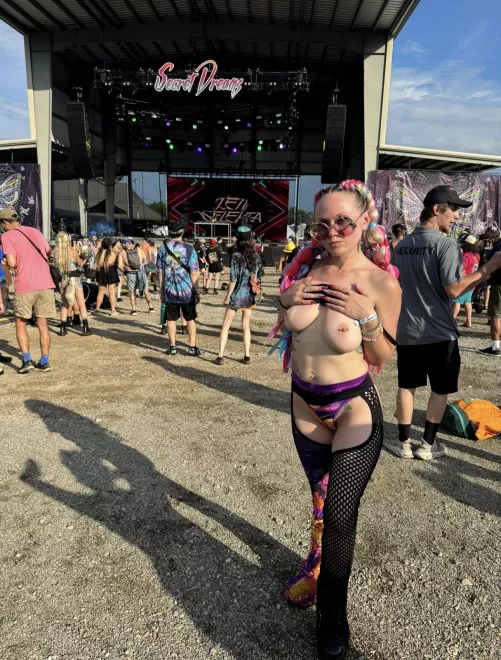 the security guard let me keep my titties out 