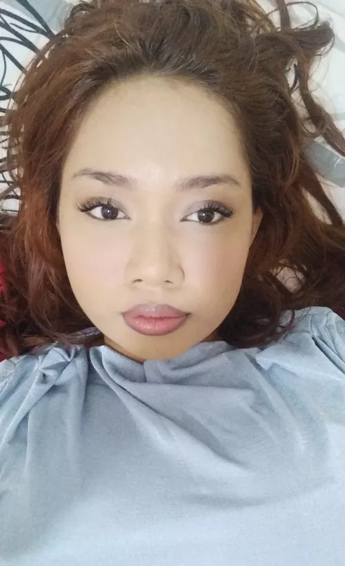 Wearing this color makes me feel so precious 🤍💙