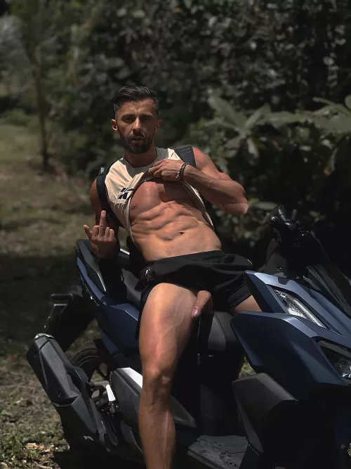 On the clifs… How do I hide this? 😅😅