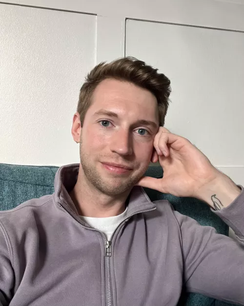 British gay checking in 🫡