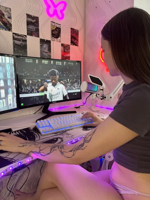 brunette who loves to play