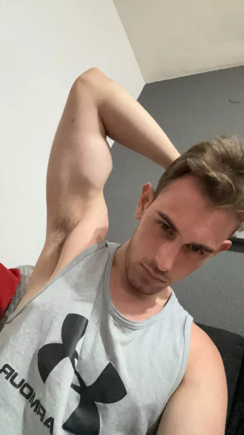 Bury your face in my pits and be a good boy. Reply “yes master” 