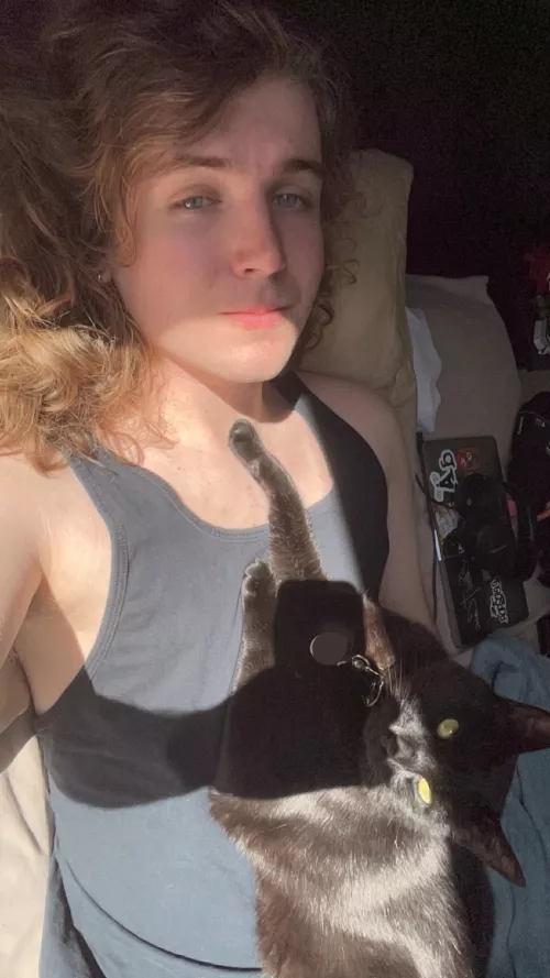 currently enjoying the sun with my cat, anyone wanna play some LoL later? (na)