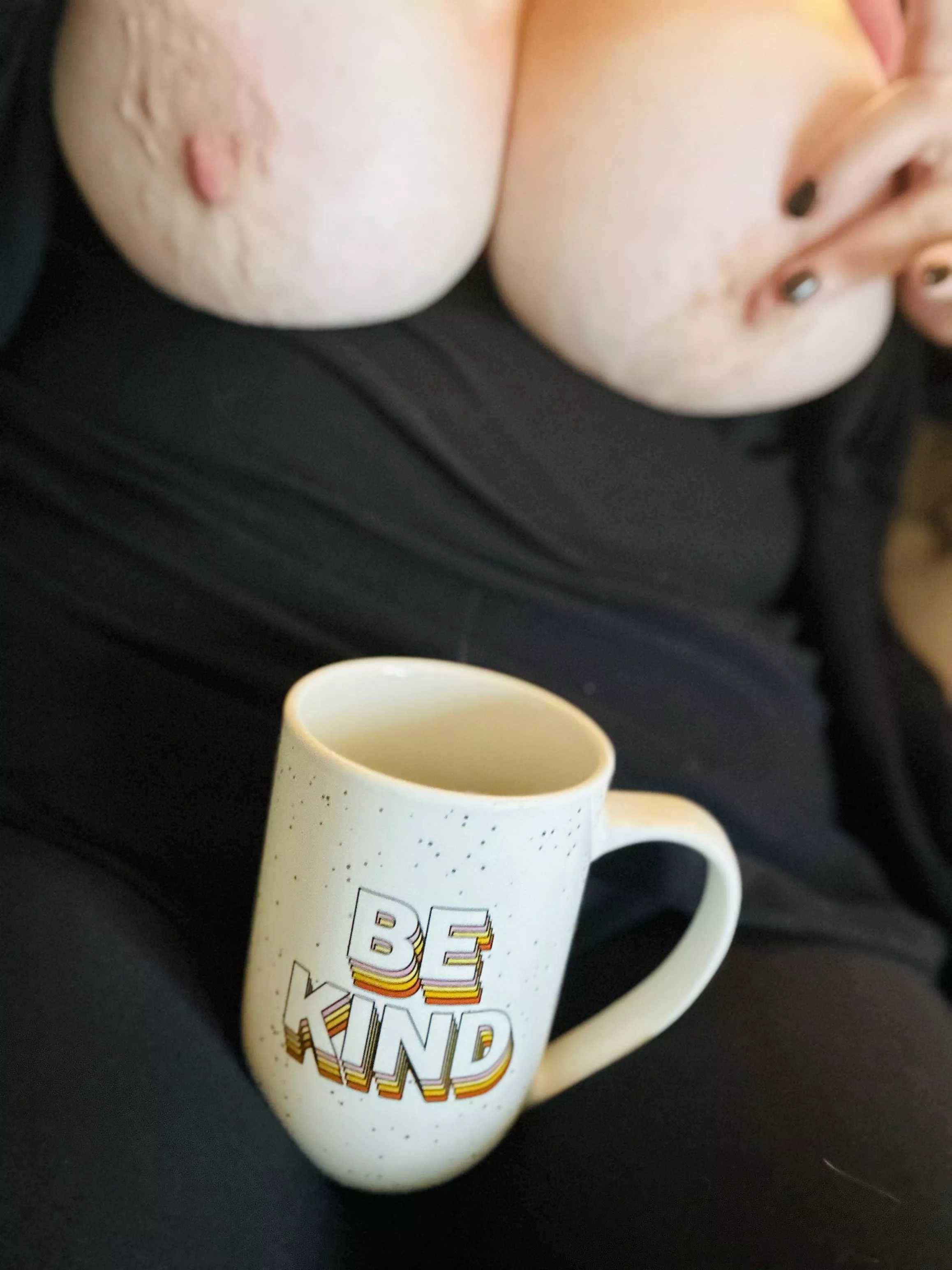 I hope this Monday is kind to everyone 🖤☕️