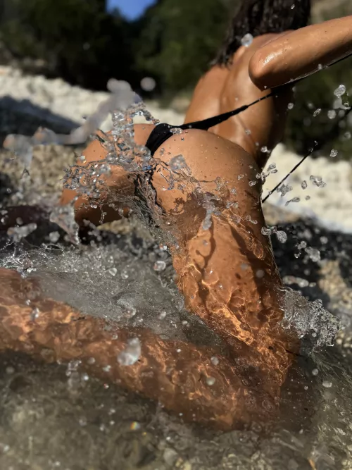 I think I will also take off the lower part because it is very hot on this beach