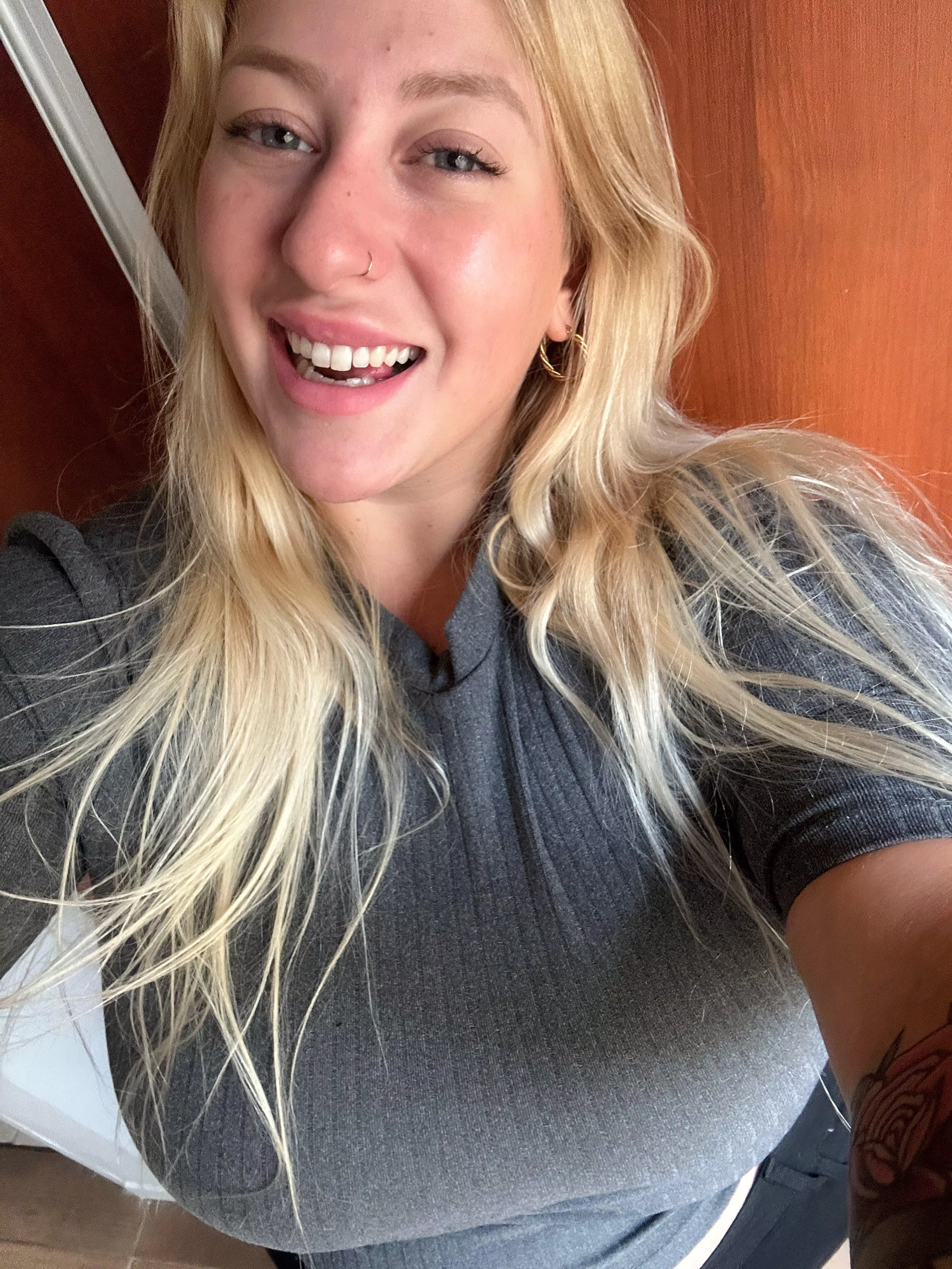 is there enough space for 2 hands and something else between them… be honest :)