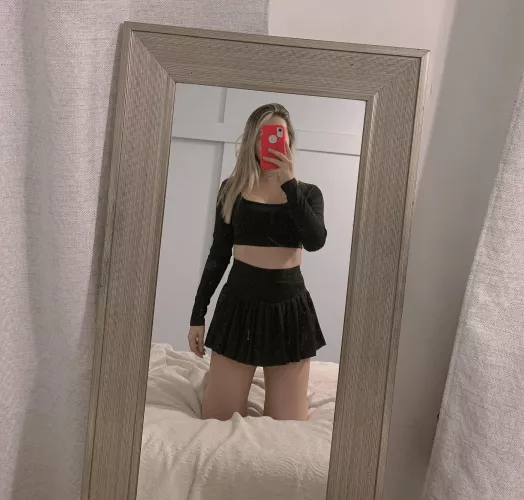 Japanese girl looking for her gym buddy 