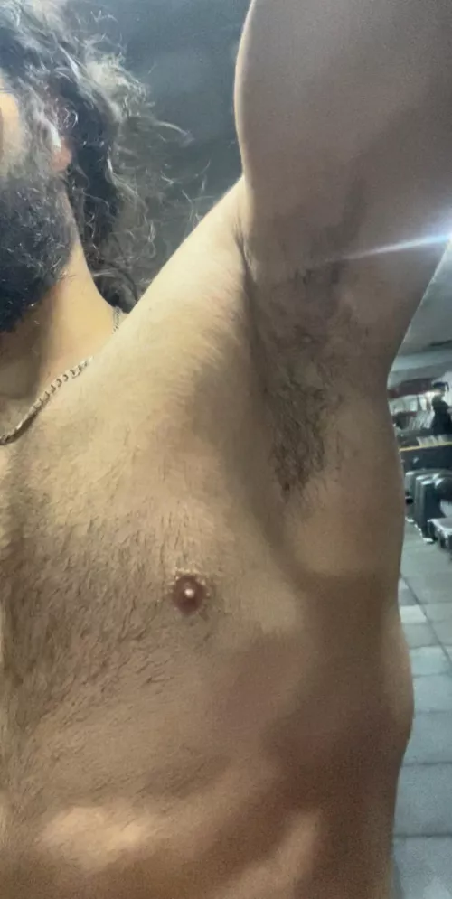 Just finished a sweaty workout need someone to lick my smelly armpits clean 