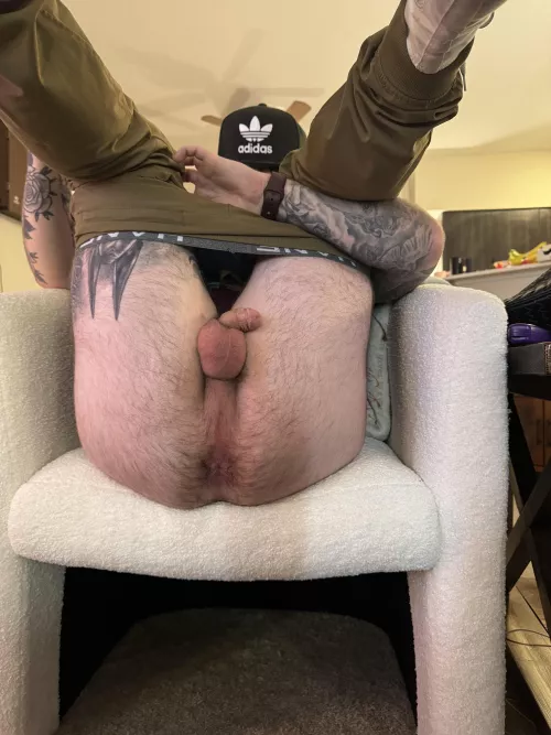 Just got in from the gym. Already horny. 