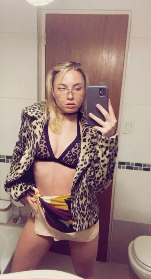 My outfit’s on point, but your cock attention is what I need 🥰