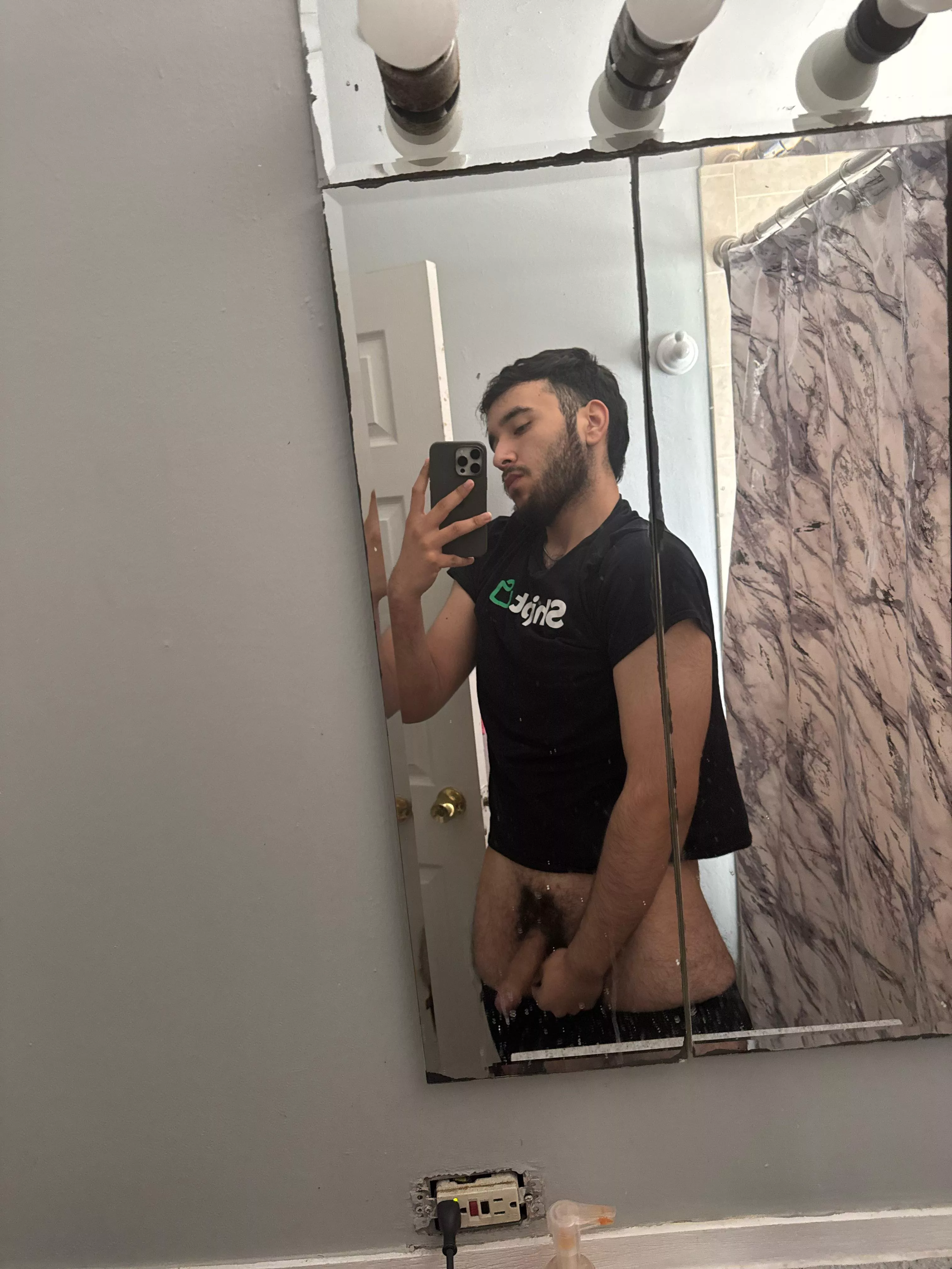 20 uncut looking to jerk and have some fun with some verbal studs hmu. Bottoms+++ @internecivous 