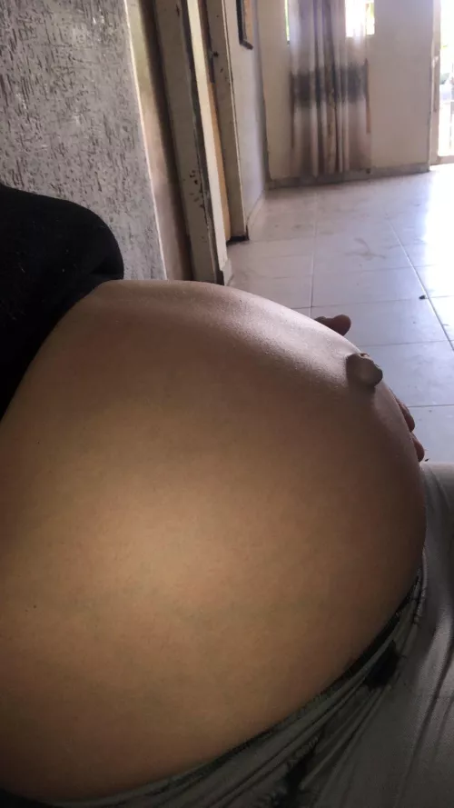 Delicious content of my sexy belly, already at 39 weeks, ready to burst 😈🥰