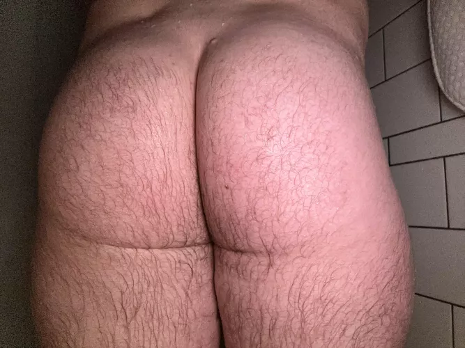 Don’t worry, you can stare at my ass in the gym showers, I don’t mind 😏 [26]