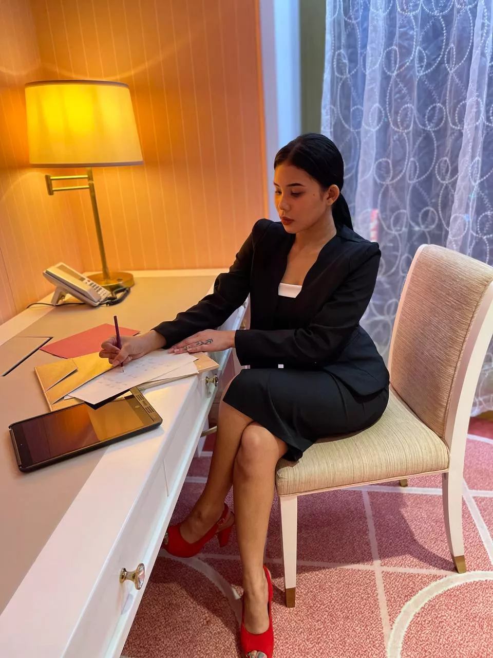 Flirting and filing, multitasking at its best.❤️