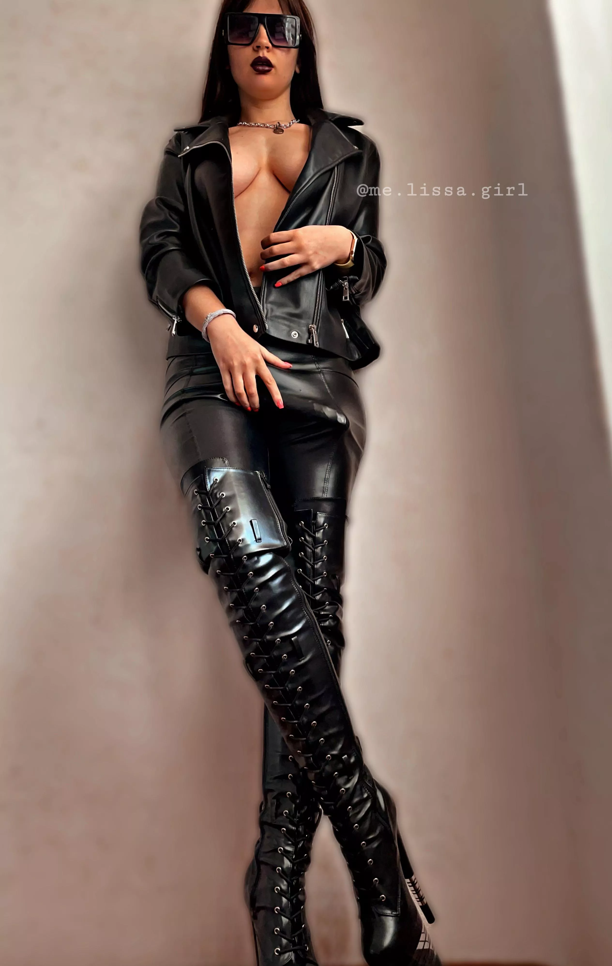 Guess what color it is😈