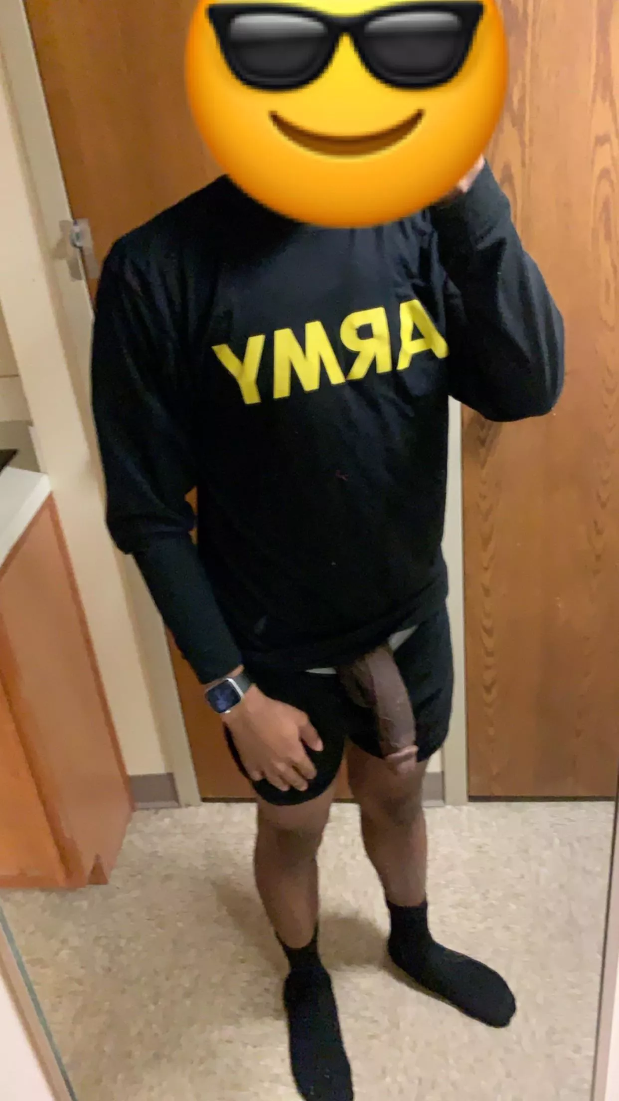 I’ll pull these PTs down anywhere and show you my cock 😈