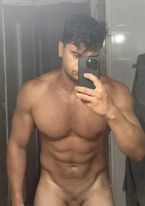 My body is wet after cold shower💦