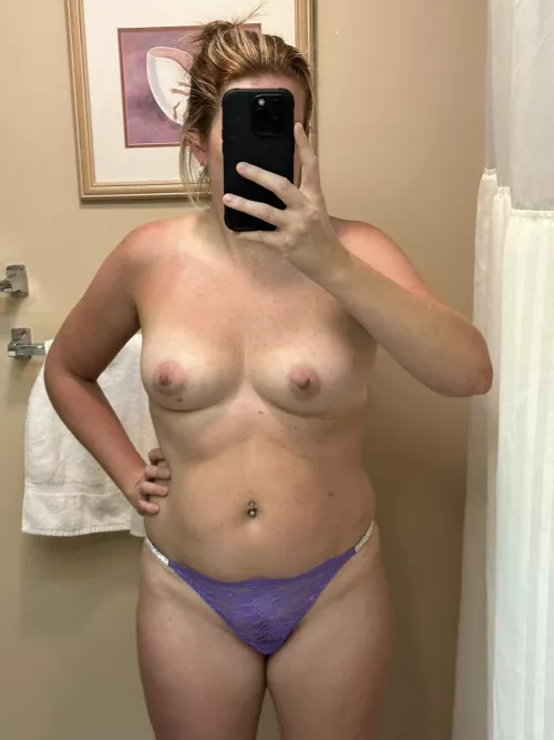 A good day always starts with a bathroom selfie. 35F