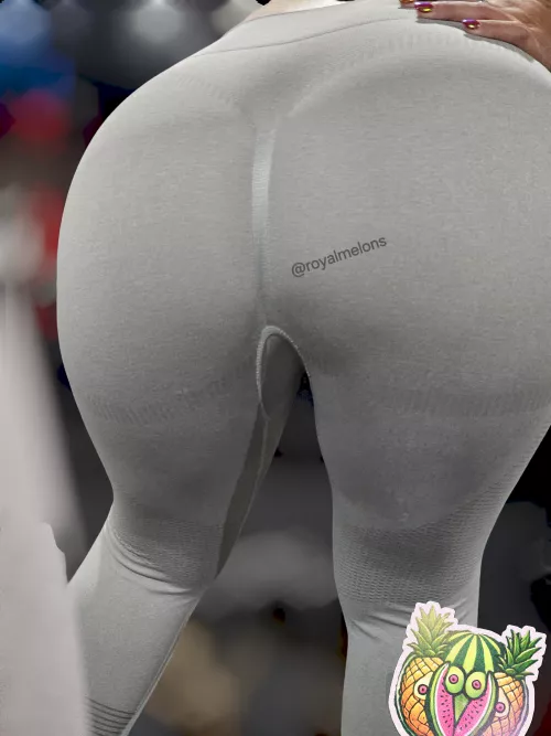 Big snack in these yoga pants 