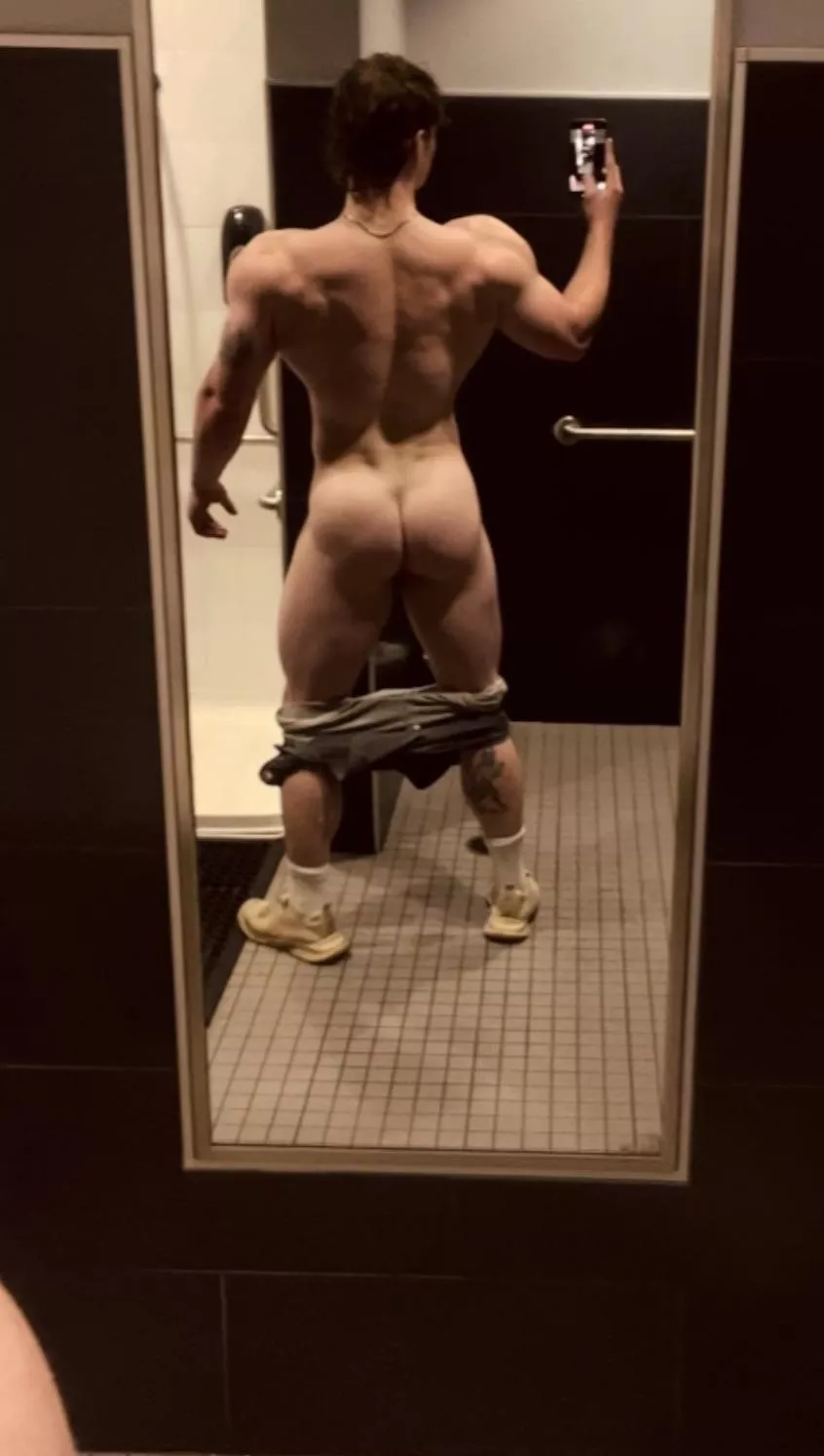 Can’t help but take pics after a good leg day;)