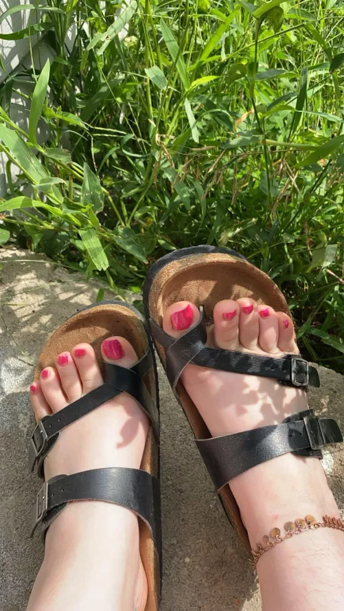 I love wearing these sandals. Showing off my feet makes me so excited. 