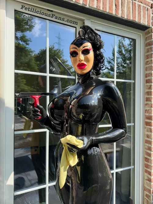 Perfect day to clean my windows. 💦 They always get so greasy and I don’t know why 🤭