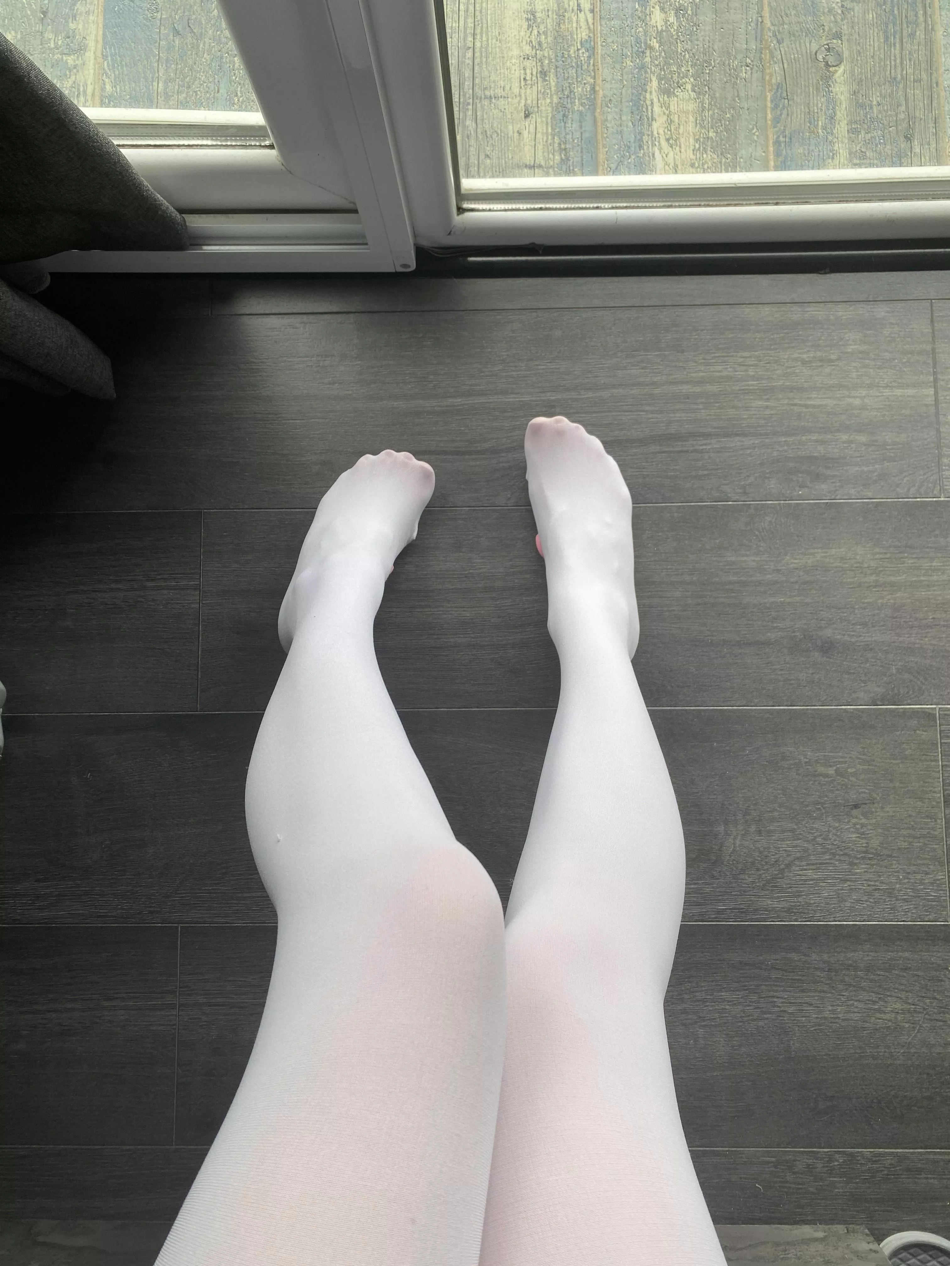 Tear off my stockings and suck my feet