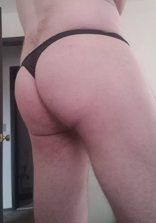 36, verse/top thought my ass looked good in this pic. 