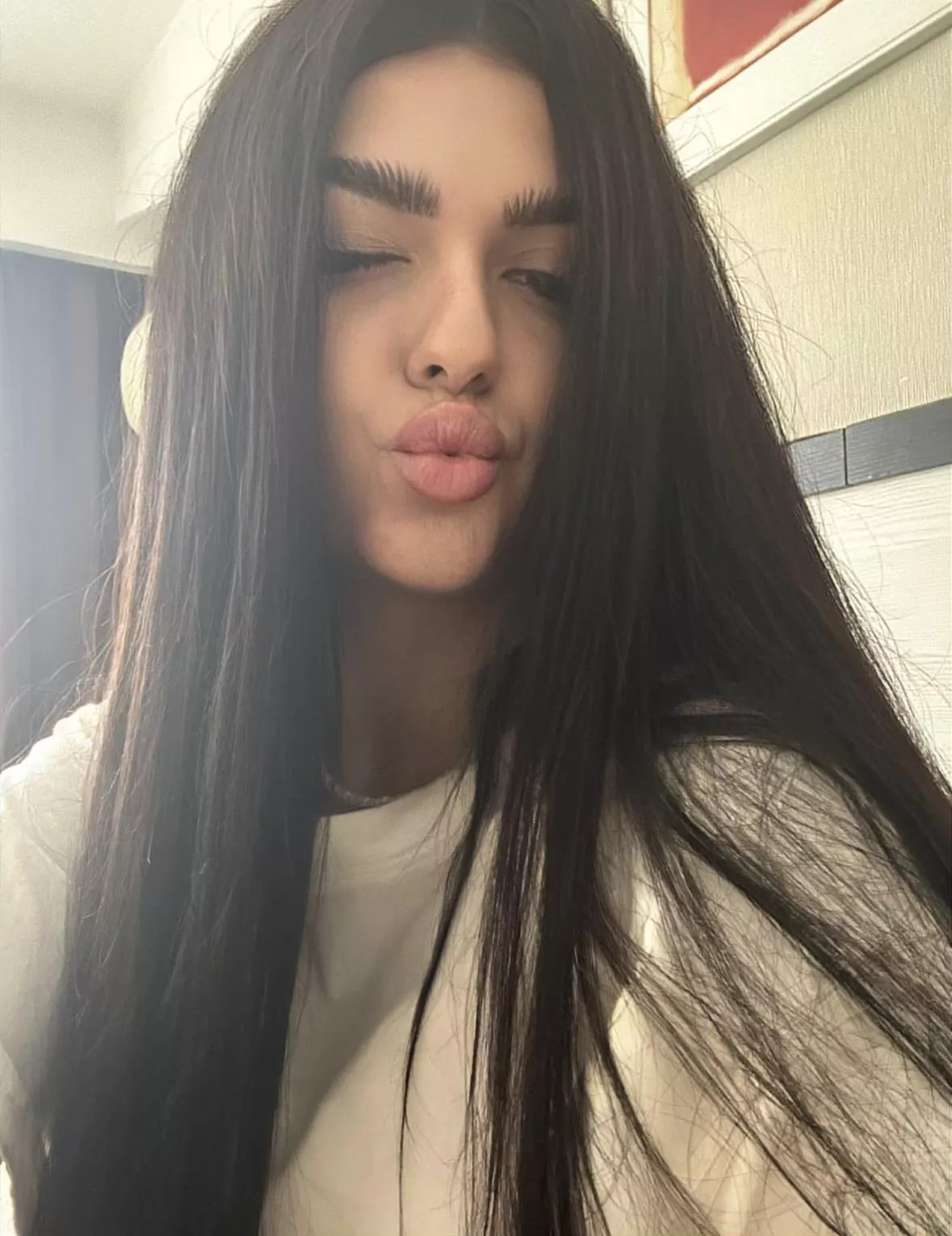 brunettes love to kiss