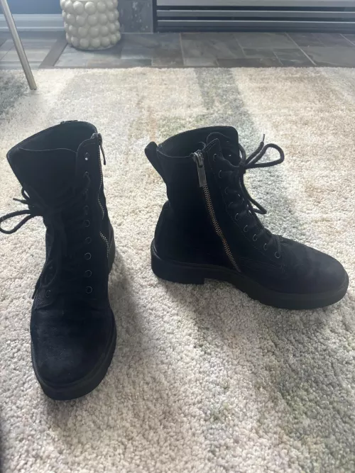 Could anybody possibly recommend a brand that make these but with a wider toe box? These are Paul Green suede combat boots with a zip. 