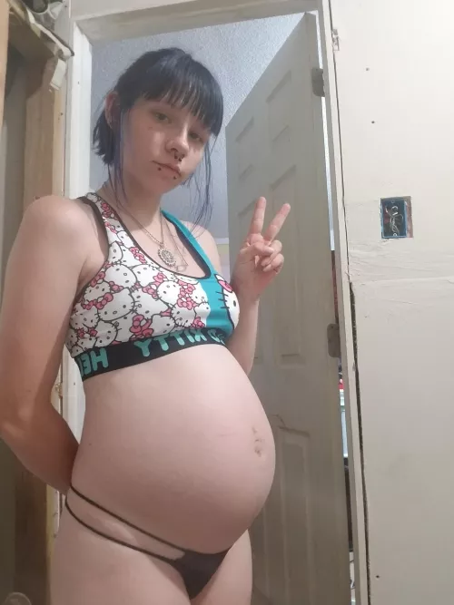 Feeling cute while 29 weeks pregnant!!💙 like my hello kitty top?
