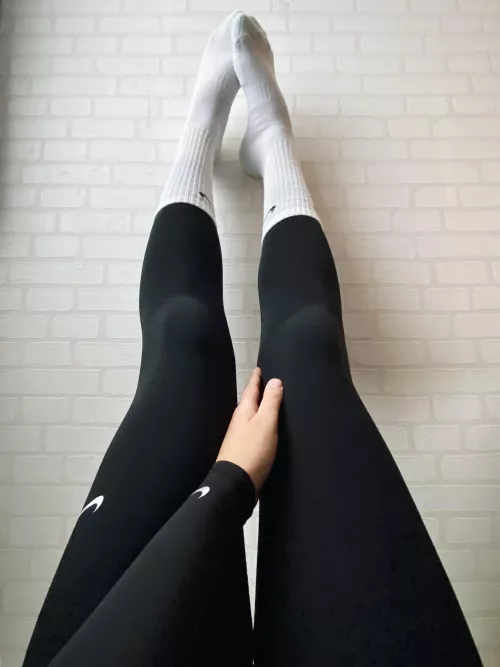 I feel comfy and sexy in this 🖤🤍