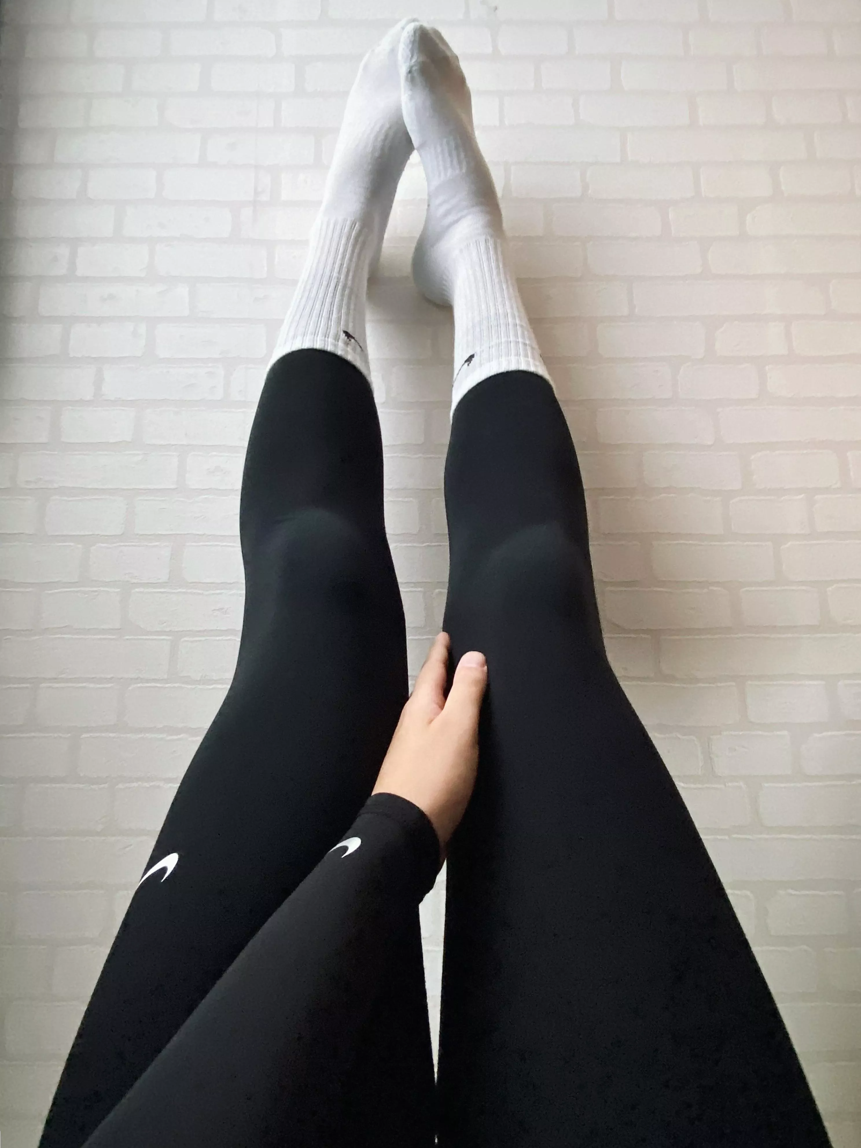 I feel comfy and sexy in this 🖤🤍