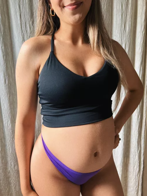 First time mom 🥰 do you like how my belly is growing? 