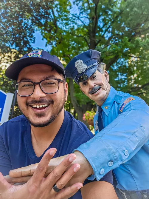 I always have to say hi to my street buddy when visiting Maryland. Will meet a human friend later tonight.