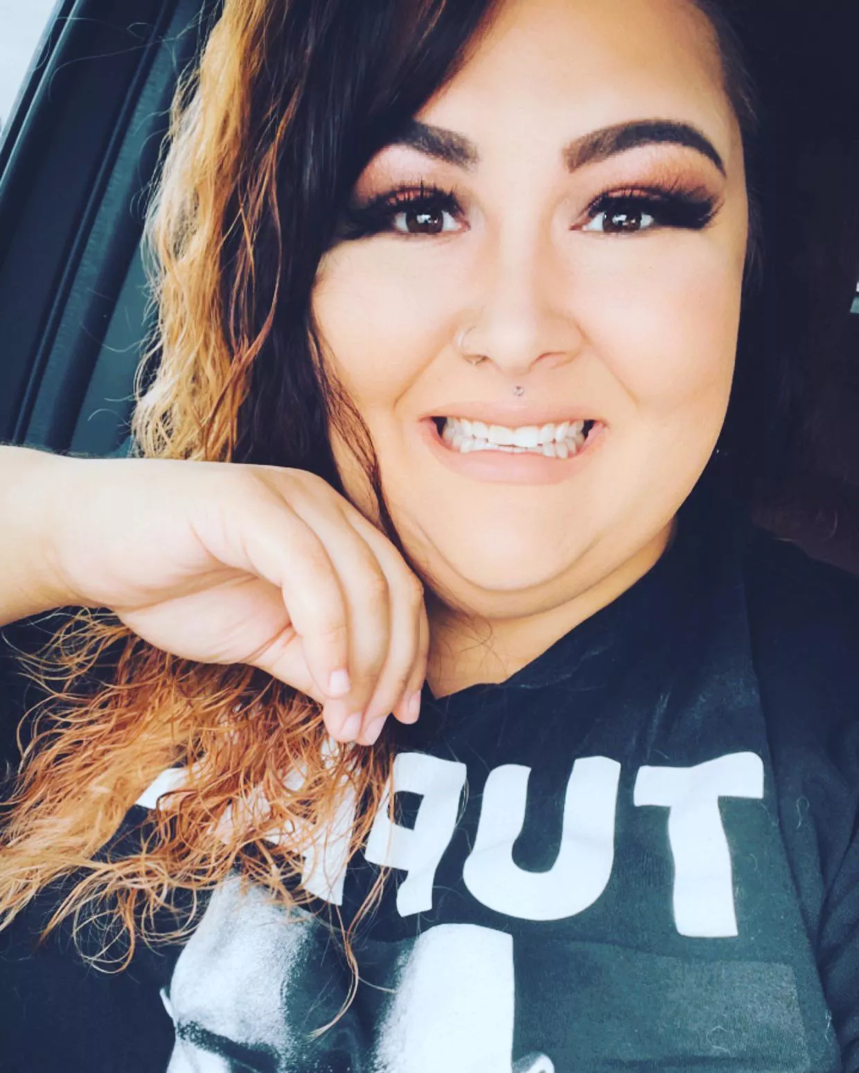 It’s a busy Friday, but I’m happy in my full glam 😍