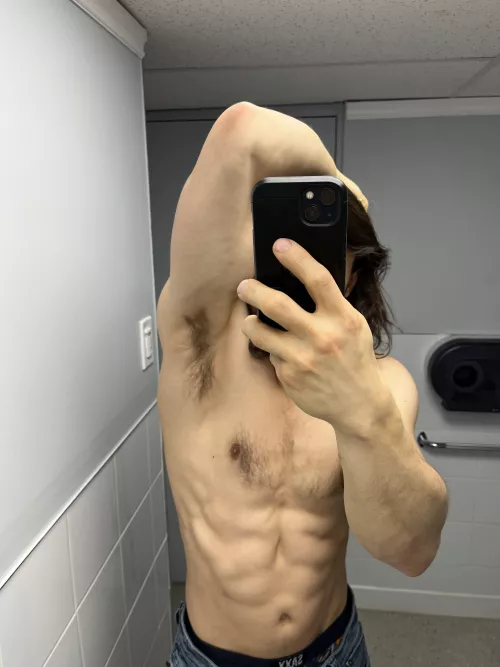 So horny at work today, smelling ripe 😏😈