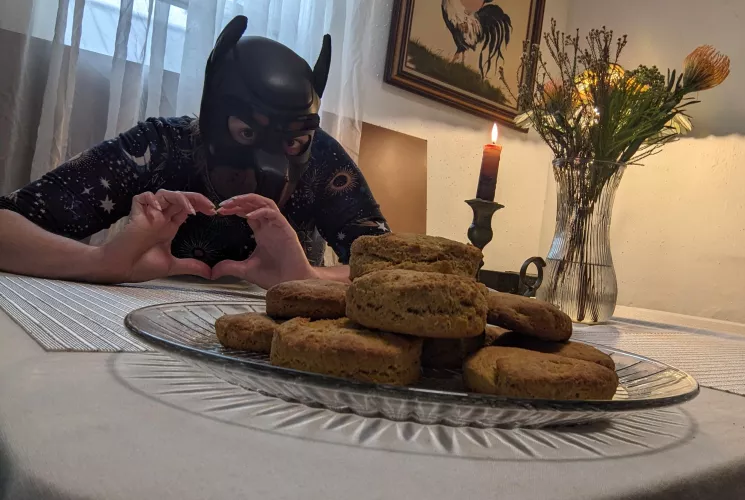 When your dog gives YOU biscuits for being good~ 🫶🏼🐕