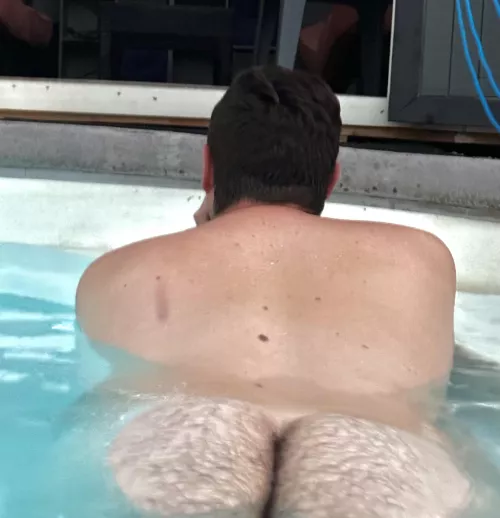 Beat the heat with these hairy cheeks in the pool, anyone?