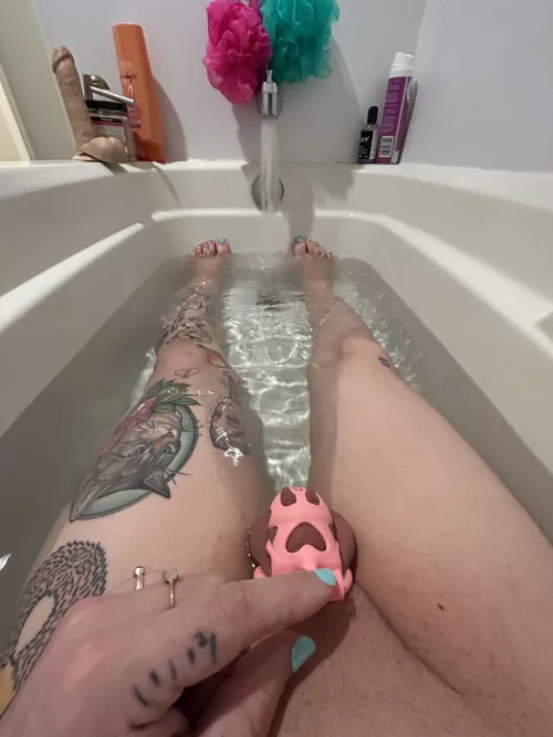 Caged in the bathtub 😸