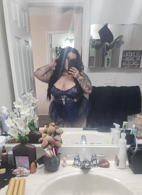 feeling like a little gothic fairy in this one