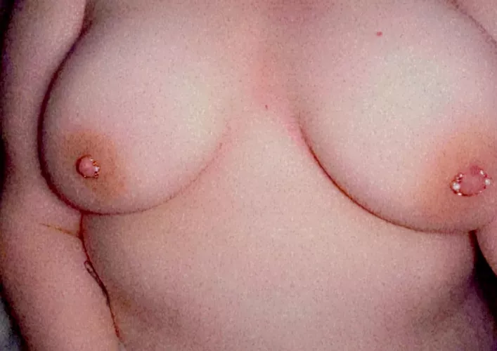 I love to have my tits sucked.🥵😮‍💨