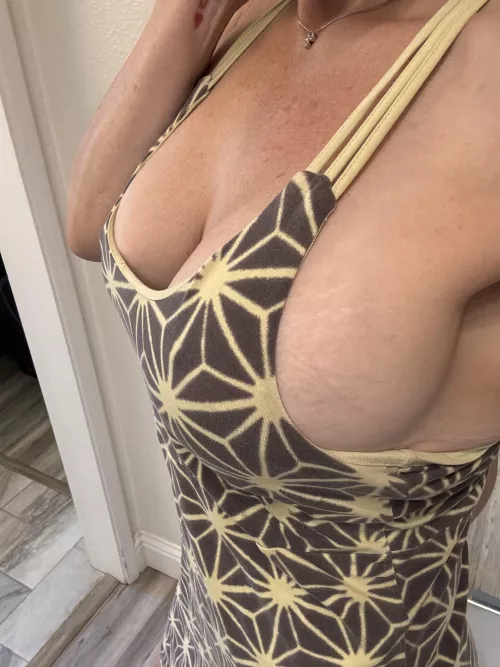 Sunday morning side boob 😜