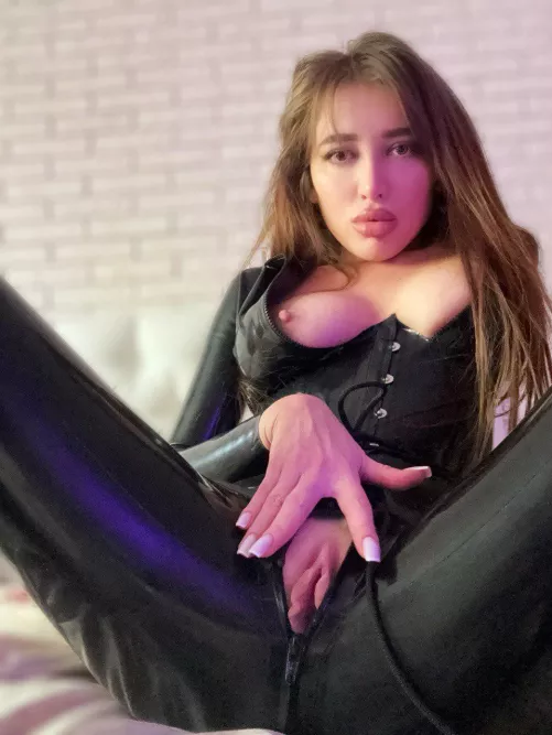 Black latex makes you sweat more so I unzip my pussy 
