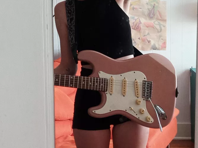 Check out my new guitar!! [f]