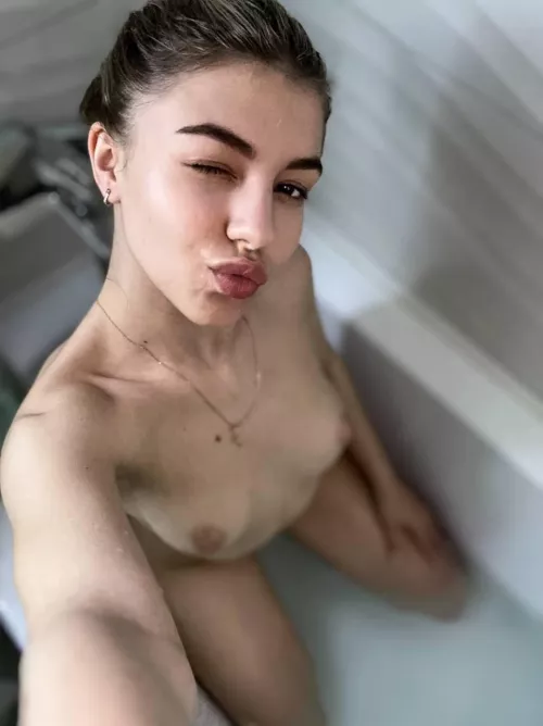 I'm very hot today, do you want to feel it?
