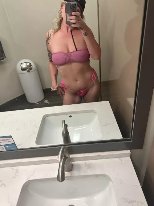 mirror selfie at the pool!