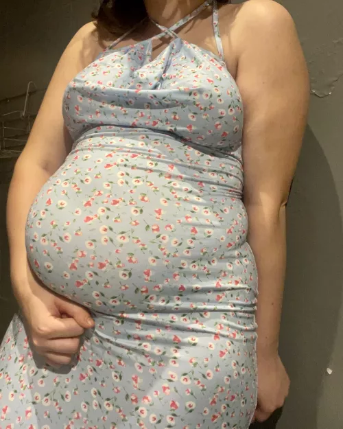 People keep telling me I look pregnant... I wonder why😇🐽