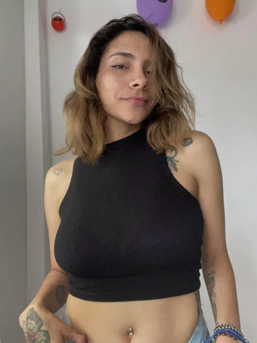 this cropped top defines my curves perfectly