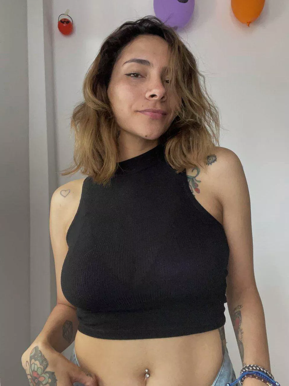 this cropped top defines my curves perfectly